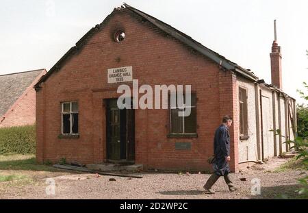 Un poliziotto forense sulla scena del fuoco che ha fatto scoppiare la sala Lambeg Orange, alla periferia di Belfast, ieri sera. George Patton, direttore esecutivo dell'ordine arancione, ha affermato che la sala Lambeg è la 21 ad essere colpita dagli arsonisti, quindici nelle ultime sei settimane. Guarda la storia di PA ULSTER Orange. Foto Stock