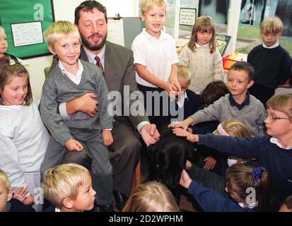 Il Segretario per l'Educazione ombra David Blunkett incontra gli alunni durante una visita di oggi (Mer) alla scuola elementare Rudyard Kipling, a Brighton. Foto di Neil Munns/PA Foto Stock