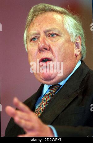 Roy Hattersley, ex vice leader del partito, fa il suo discorso alla conferenza di Brighton. Hattersley ha fatto un attacco sul ruolo di 'medici spin' nel suo partito, 'ci è stata una tendenza negli ultimi 10 anni affinchè i medici spin assumesse una vita dei loro propri'. * evidenziando il ruolo di Peter Mandelson MP per Hartlepool, e un vicino aiuto dell'attuale leader del partito Tony Blair. 24/06/01 Roy Hattersley, ex vice leader del Partito laburista, che ha lanciato un feroce attacco a Tony Blair, accusandolo di gettare via le basi filosofiche del movimento. In un articolo per l'osservatore, Lord Hat Foto Stock