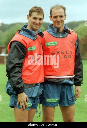 Il capitano inglese Tony Adams con il compagno di squadra dell'Arsenale Steve Bould che sostituisce Neil Ruddock nella squadra inglese per la partita dei mercoledì contro la Norvegia. Entrambi erano in formazione in anticipo all'Abbazia di Bisham. Foto Stock