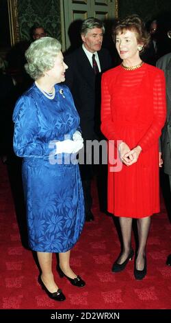 Questa sera la regina chiacchiera con il presidente irlandese Mary Robinson al St James's Palace, nel centro di Londra (mercoledì). La reception si è tenuta in occasione del Sesquicentenario dei Queen's Colleges in Irlanda. Foto Stock