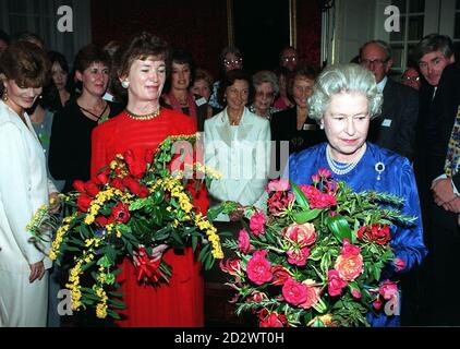 La regina e il presidente irlandese Mary Robinson ricevono fiori al St James's Palace, nel centro di Londra. La reception si è tenuta in occasione del Sesquicentenario dei Queen's Colleges in Irlanda. Foto Stock