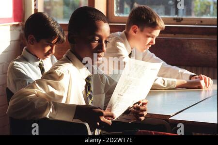 Alunni alla Hackney Downs School di Londra oggi (martedì). La difficile scuola in cui il governo ha inviato una squadra colpita per risolvere i problemi più gravi all'inizio di quest'anno si chiuderà il 31 dicembre a causa di un livello di istruzione inadeguato, ha affermato oggi un rappresentante degli insegnanti. Il nuovo governo laburista ha annunciato di voler invitare l'autorità educativa di Hackney ad accettare un'ispezione Ofstead, in un altro passo per segnalare la tolleranza zero di fallimento nelle scuole della zona. Il distretto di Londra orientale, che è entrato in classifica nazionale della scuola primaria all'inizio di quest'anno, sarebbe diventato la seconda autorità Foto Stock