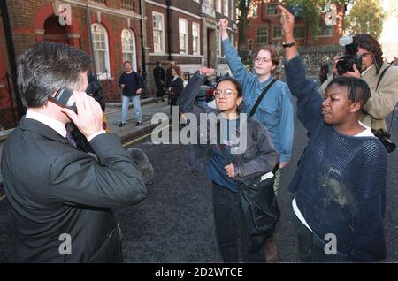 Foto di Alan Duncan (a sinistra, telefono), assistente parlamentare al presidente del Partito Tory Brian Mahhinney, che chiede assistenza. I dimostranti precedenti hanno spruzzato il sig. Mahhinney con la vernice fuori della Camera dei Comuni. Foto Stock