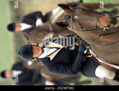 L'amico del Principe del Galles Camilla Parker-Bowles con Beaufort Hunt vicino a Tetbury, Gloicestershire, questa mattina (Lunedi). Foto di Tim Ockenden/PA. Foto Stock