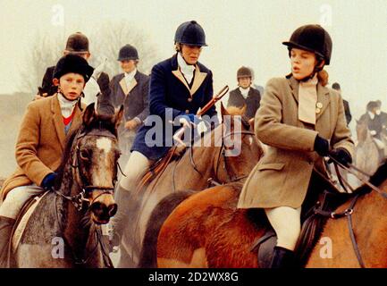 Camilla Parker Bowles (centro) caccia con il duca di Beaufort Hounds vicino a Tetbury, Gloucestershire oggi (Lunedi). Più tardi, nel giorno della sua partenza, la sua amica il Principe di Galles si unì alla caccia. Foto. Foto Stock