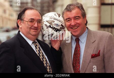 L'allenatore di calcio inglese Terry Venables (a destra) con Doug McAvoy, Segretario Generale dell'Unione Nazionale degli insegnanti, oggi a Londra (MER) per lanciare una competizione scolastica insieme all'Associazione calcistica per celebrare i Campionati europei di Coppa. Foto Stock