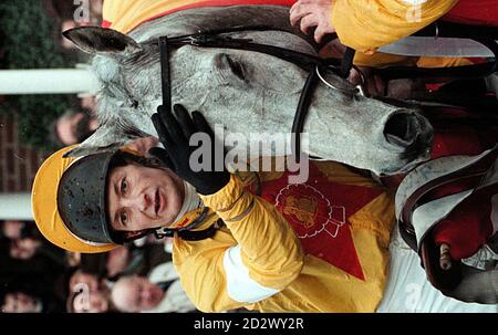 Richard Dunwoody entra in testa su un uomo dopo aver vinto il King George VI Tripleprint Chase al Sandown Park. Foto Stock