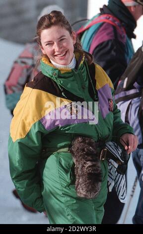 La signorina Tiggy Legge-Bourke, che si trova nella festa di sci reale, si prepara a scendere ancora una volta questo pomeriggio (venerdì). La festa del Principe oggi sciava sulle piste sopra la città svizzera di Davos, mentre continuavano le loro vacanze in Svizzera. Foto Stock