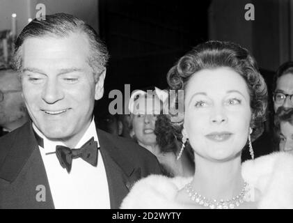 Sir Laurence Olivier e la sua attrice moglie Vivien Leigh hanno ritratto nel 1956. Foto Stock