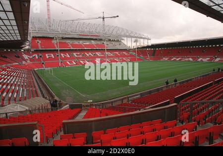 Il lavoro progredisce sul nuovo e impressionante North Stand all'Old Trafford, sede del Manchester United Football Club. Lo stand, sormontato dal presidente Martin Edwards. * 07/02/1996 UNA nuova attrazione è stata aggiunta al terreno, matrimoni, una licenza è stata concessa al club di fama mondiale per tenere matrimoni civili. Ma le coppie sono state detto oggi (mercoledì) che non possono ottenere sposate sul campo. Foto Stock