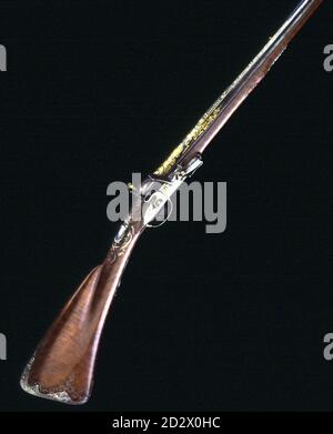 La pistola flintlock di duecentocinquanta anni, che si ritiene fosse stata una volta di proprietà del principe Bonnie Charlie, che sarà in vendita a Christie più tardi quest'anno ad un prezzo di riserva stimato di 15 -18,000. La vendita segna il 250° anniversario della schiacciante sconfitta degli scozzesi a Culloden e, anche se la vera storia di proprietà della pistola sportiva francese rimane un mistero, David Williams, esperto di armi e armature a Christie's, ha dichiarato che è 'sempre divertente speculare'. Guarda la pistola DI VENDITA PA Story. Foto Stock