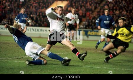 Stuart McCall di Ranger (a sinistra) cerca di liberare la palla dal Graham Warson di Clyde e dal goalie John Hillcoat, durante il quarto round di Tennents Scottish Cub al Clyde FC. Foto Stock