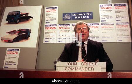 Il comandante John Grieve, il nuovo capo della squadra antiterrorismo di Scotland Yard, ha parlato a una conferenza stampa della polizia questo pomeriggio (venerdì), dove ha discusso le scoperte nella caccia ai terroristi dell'IRA responsabili della bomba del venerdì scorso nei Dockalnds di Londra. Foto Stock