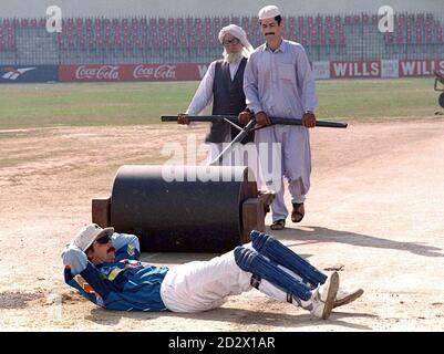 Il guardiano del wicket dell'Inghilterra Jack Russell guarda nel pericolo imminente di essere runover mentre allentandosi in su mentre il wicket è rotolato a Peshawar oggi (Tues), dove la squadra della Coppa del mondo del Cricket dell'Inghilterra ha avuto una pratica netta. Foto Stock