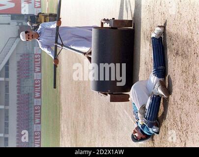 Il guardiano del wicket inglese Jack Russell esercita mentre il personale di terra rotola il wicket al Peshawar Cricket Stadium Today (Tues) dove la squadra del cricket inglese ha avuto una pratica netta. Foto Stock