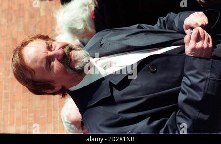 Attore Richard Briers alla St Paul's Church di Londra, Covent Garden, per un servizio speciale in memoria per il collega attore Paul Eddington. Foto Stock