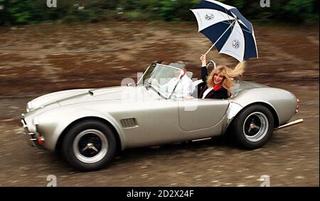 L'AC Cobra Lightweight ha lanciato sul circuito di Brooklands, la scena degli originali molti dischi. Il nuovo peso leggero è guidato dal presidente Brian Angliss assistito dall'ex ragazza di Bon Carl Ashby. * 08/03/1996 una delle più antiche aziende automobilistiche indipendenti della Gran Bretagna, AC è entrata in amministrazione controllata, è stato annunciato. Foto Stock