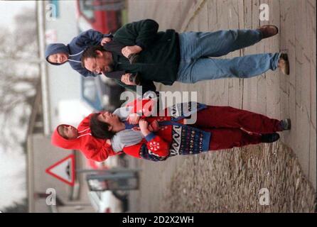 I bambini tornano oggi alla Dunblane Primary School venerdì 22/3/96 per La prima volta dopo il tiro Picture Drew Farrell Scotsman ROTA foto Foto Stock