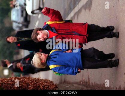 I bambini tornano oggi alla Dunblane Primary School venerdì 22/3/96 per La prima volta dopo il tiro Picture Drew Farrell Scotsman ROTA foto Foto Stock