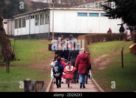 I bambini tornano oggi alla Dunblane Primary School venerdì 22/3/96 per La prima volta dopo il tiro Picture Drew Farrell Scotsman ROTA foto Foto Stock