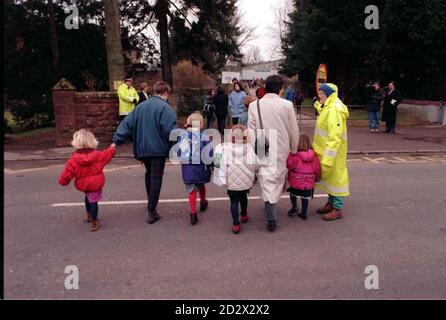 I bambini tornano oggi alla Dunblane Primary School venerdì 22/3/96 per La prima volta dopo il tiro Picture Drew Farrell Scotsman ROTA foto Foto Stock