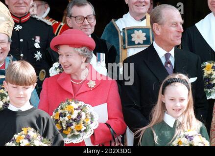 La Regina gode la fotografia di gruppo dopo il servizio di giorno di Maundy alla Cattedrale di Norwich questo pomeriggio (Giovedi). La Regina e il Duca di Edimburgo erano in città prima della vacanza di Pasqua. Foto Stock