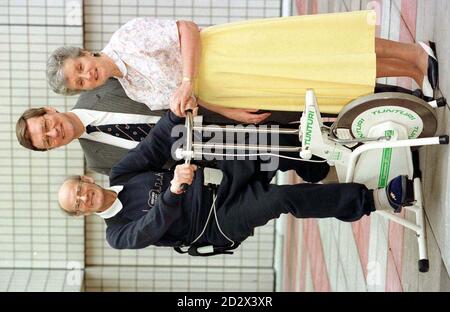 Ralph e Jean Lawrence posano con il chirurgo del cuore Stephen Westabyas celebrano il loro 42° anniversario di matrimonio nella palestra del John Radcliffe Hospital di Oxford. Il signor Lawrence, diabetico, è stato il secondo a ricevere un cuore meccanico alimentato a batteria un mese fa e si aspetta di essere abbastanza in forma da lasciare l'ospedale. Ha commentato che "si sente meraviglioso, molto meglio di prima dell'operazione". Foto Stock