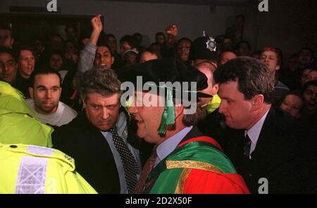 Il cancelliere Kenneth Clarke è stato inseguito in una cerimonia di laurea da parte della polizia in occasione di violente proteste da parte degli studenti. Circa 200 studenti si erano riuniti oggi (venerdì) all'esterno di un edificio dell'Università di Nottingham Trent, dove il signor Clarke doveva ricevere una laurea honoris - una mossa contrastata da alcuni studenti e personale. Foto Stock