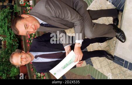 Ewan Cameron, a sinistra, presidente della Country Landowners Association, e il suo vice Ian MacNicolo si preparano a lanciare oggi a Londra (martedì) il nuovo documento di politica del CLA 'Access 2000'. In esso, i proprietari terrieri e gli agricoltori si sono impegnati ad aumentare l'accesso pubblico alla terra in modo che più persone possano godere della campagna. Foto Stock