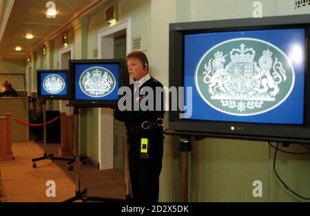 I monitor TV schierano ogni lato delle sale di Albert a Stirling, dove la principale inchiesta di Dunblane comincia domani (mercoledì), sotto Lord Cullen.The inchiesta sarà nei tiri alla scuola primaria di Dunblane lo scorso marzo, in cui 17 bambini e il loro insegnante sono stati uccisi. Foto Stock