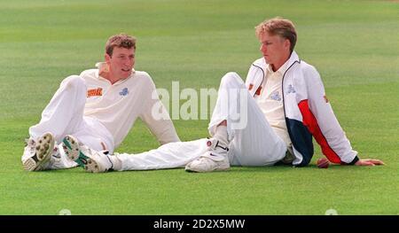 Lo skipper inglese Mike Atherton (a sinistra) con il bowler a braccio sinistro Alan Mullally durante un ultimo giorno di preparazione per il primo test di domani a Edgbaston. Foto Stock