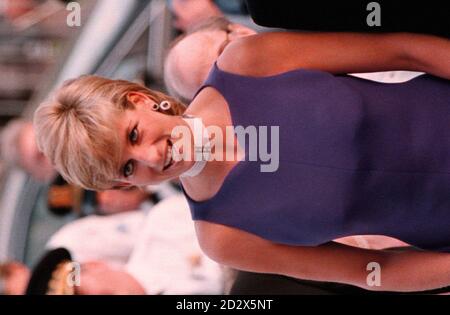 La Principessa del Galles arriva al Field Museum di Chicago con un vestito Versace, per partecipare a una cena di gala di raccolta fondi per una carità nel centro della città. Foto Stock