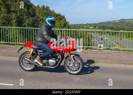 Red Triumph Thruxton R motociclista; due ruote di trasporto, moto, veicolo, strade, moto, motociclisti a Chorley, Regno Unito Foto Stock