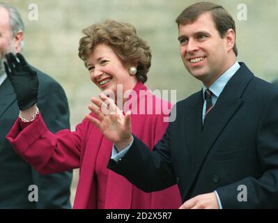 Tutti i sorrisi da Mary Robinson, il presidente dell'Irlanda, e il duca di York quando arrivano a York Minster oggi (ven) per un servizio ecumenico. Foto di John Giles.PA. Foto Stock