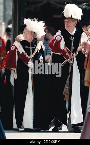 La Regina e il Duca di Edimburgo arrivano per la cerimonia del Garter alla Cappella di San Giorgio nel Castello di Windsor questo pomeriggio (Lunedi). ROTA FOTOGRAFIA DI JOHN STILLWELL/PA. Foto Stock