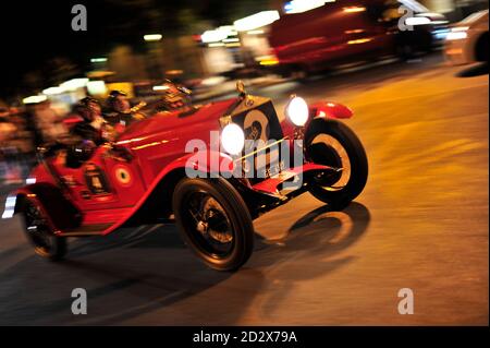 VERONA, ITALIA - 12 MAGGIO 2011: OM 665 Subba, 1927, durante la Mille miglia 2011 di Verona. Foto Stock