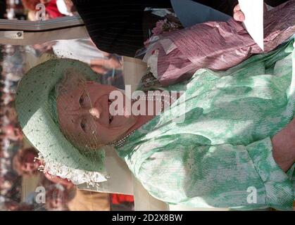 La Regina Madre che oggi ha 96 anni, nella sua buggy golf alla chiesa di Sandringham questa mattina. FOTOGRAFIA DI JOHN STILLWELL/PA. Foto Stock