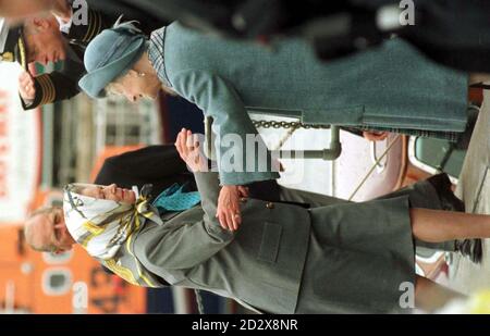 Il Duca di Edimburgo guarda avanti come la Regina e la Regina Madre si spostano a baciare quando si incontrano sul molo al porto di Scrabster oggi (Venerdì). La Regina e altri membri della famiglia reale sbarcarono dal Royal Yacht Britannia per unirsi alla Regina Madre nella sua casa scozzese del Castello di Mey per il tè prima di continuare a Balmoral per la loro vacanza annuale nelle Highlands. Di Chris Bacon/PA. Foto Stock