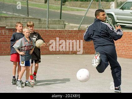 I bambini locali guardano il principe Naseem Hamed si allontana giocando a calcio a Sheffield oggi (Thur) in preparazione alla sua difesa del suo titolo mondiale WBO a Dublino questo sabato. Lo showman di Sheffield affronta finora il suo test più duro quando prende okn l'ex campione di IBF e WBC Manuel Medina del Messico. Guarda la storia di PA BOXING Hamed. Foto di Paul Barker/PA Foto Stock