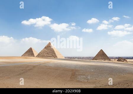 Le tre piramidi principali con il Cairo sullo sfondo, Giza, Egitto Foto Stock