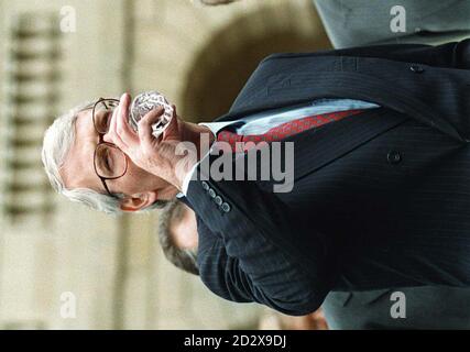 Il primo Ministro John Major prova oggi un bicchiere di acqua di Buxton Spring durante una visita alla città termale del Derbyshire (mercoledì). IMMAGINE DAVID JONES/PA Foto Stock