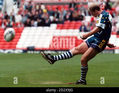 Keighley Cougars V Salford Reds : Divisional Premiership Final. Keighleys Simon Irvine segna i primi punti del gioco con un gol contro Salford nei minuti di apertura a Old Trafford oggi (Domenica). Foto di Dave Kendall/PA. Foto Stock