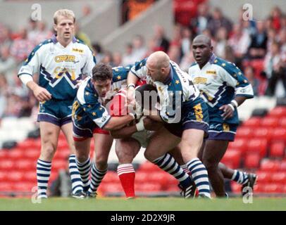 Keighley Cougars V Salford Reds : Divisional Premiership Final. I Keighley Cougars portano Salfords Cliff Eccles ad una fermata durante la partita di oggi a Old Trafford. Foto di Dave Kendall/PA. Foto Stock