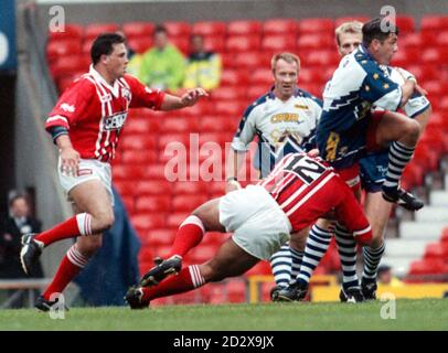 Keighley Cougars V Salford Reds : Divisional Premiership Final. Salfords Lukeni Savelio si aggrava a Keighleys Daryl Powell nel gioco di Old Trafford oggi (Domenica). Foto di Dave Kendall/PA. Foto Stock