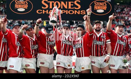 Keighley Cougars V Salford Reds : Divisional Premiership Final. Salford Reds solleva lo Stones Premiership Divisional Final Trophy dopo aver battuto Keighley Cougars a Old Trafford oggi (Domenica). Foto di Dave Kendall/PA. Foto Stock