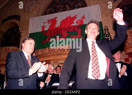 Il vice leader laburista John Prescott applaude come leader del partito Tony Blair ondeggia verso i tifosi che partecipano a una serata gallese alla conferenza del Partito laburista di questa sera (mercoledì). Foto della piscina di Stefan Rousseau/PA. Foto Stock