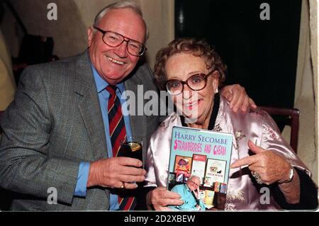 L'ex star di Goon Sir Harry Secombe con l'amico e collega presentatore televisivo Dame Thora Hird, al lancio della sua nuova autobiografia 'frutti di bosco e Cheam', oggi a Londra (sposi). Foto di Rebecca Naden. Foto Stock