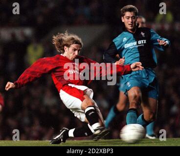 Man Utd V Swindon Town. Coca Cola Cup 3° turno. Manchester Uniteds Karel Poborsky (a sinistra) segna il suo primo gol ai lati contro Swindon Town durante la loro partita a Old Trafford questa sera (Mercoledì). PIC Dave Kendall/PA. Foto Stock