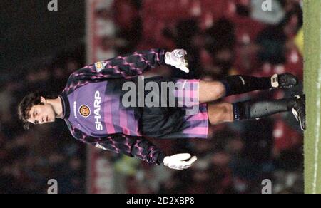 Man Utd V Swindon Città : Coca Cola Cup 3° turno : Manchester United dare al nuovo guardiano Raimond Vander Gouw una corsa fuori nel gioco contro Swindon Città questa sera (Mercoledì). Foto di Dave Kendall/PA. Foto Stock